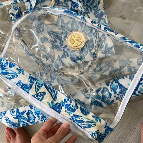 Large Lilly Pulitzer clear tote bag with wristlet used but good condition - Picture 4 of 4